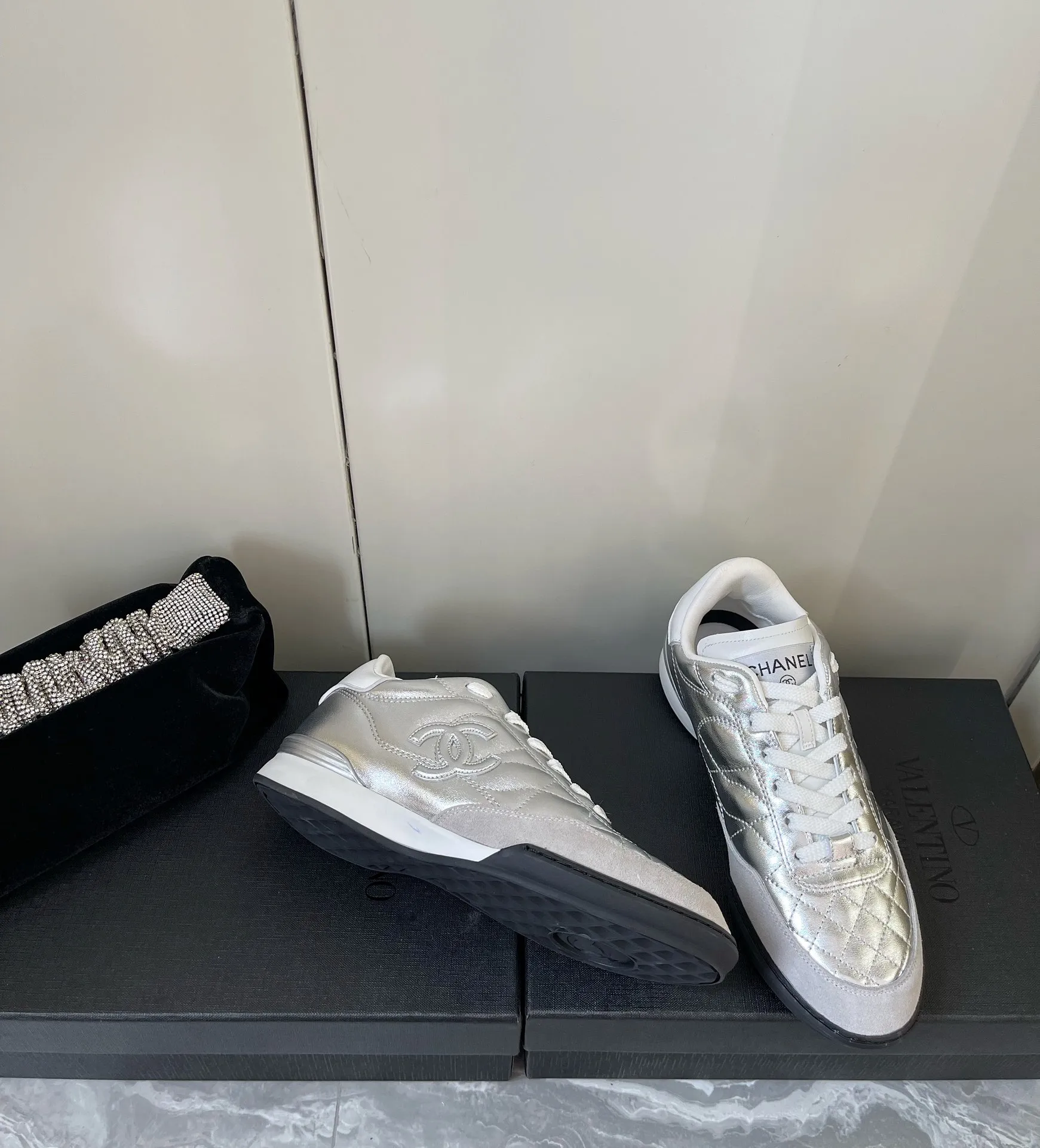 👟👟Ex-factory price 520👟👟 Women's shoes Women's clothing Women's shoes Women's clothing 𝐂𝐇𝐀𝐍𝐄𝐋 Chanel's latest rhombus sports sneakers new color white shoes✔️ Full cowhide leather The new color fabric adds many elements to make it look very delicate. You can make your legs look longer after wearing them. Authentic counter replica It can be said that it is really super good on the feet! Size: 35-40 original packaging